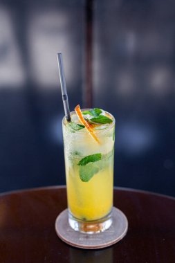 Bardaki siyah masada farklı lezzetli kokteyller. Metin için boşluk