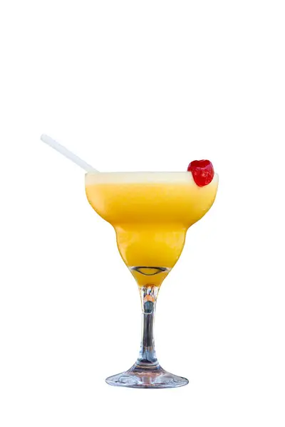Limon dilimi ve biberiye filizi serpiştirilmiş bar arka planıyla süslenmiş buzlu, soğuk modern gurme cin ve tonik karışımı.