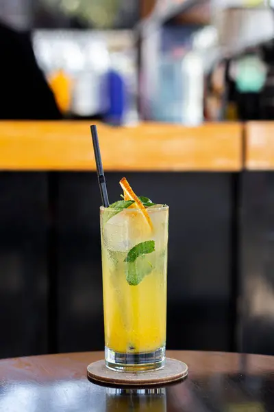 Différents Délicieux Cocktails Sur Une Table Noire Dans Bar Espace — Photo