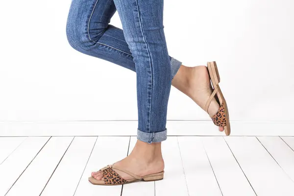 Yüksek Topuklu Kadın Bacakları Moda Konsepti — Stok fotoğraf