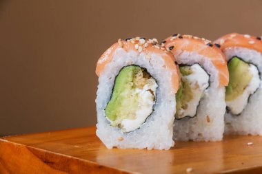 SALMON Yuvarlak, krem peynirle doldurulmuş Avokado ve somon folyolu tenkatsu.