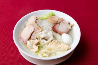 Çin çorbası, yumurta, sebze, sığır eti, tavuk