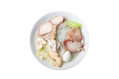 wantan çorbası, tavuk ve biftek. Beyaz arkaplan