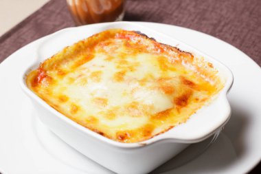 Lezzetli bolonez lazanya, mozzarella peyniri, beyaz arka planda tipik İtalyan yemeği..