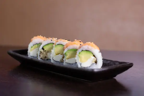 SALMON Yuvarlak, krem peynirle doldurulmuş Avokado ve somon folyolu tenkatsu.