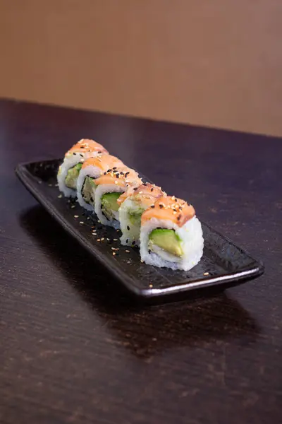 SALMON Yuvarlak, krem peynirle doldurulmuş Avokado ve somon folyolu tenkatsu.