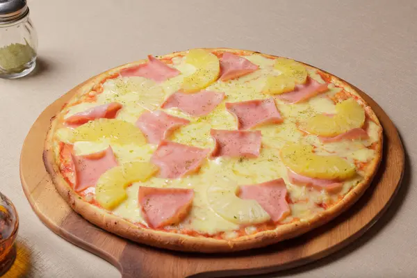 Tahta tabakta servis edilen lezzetli pizza - Imagen