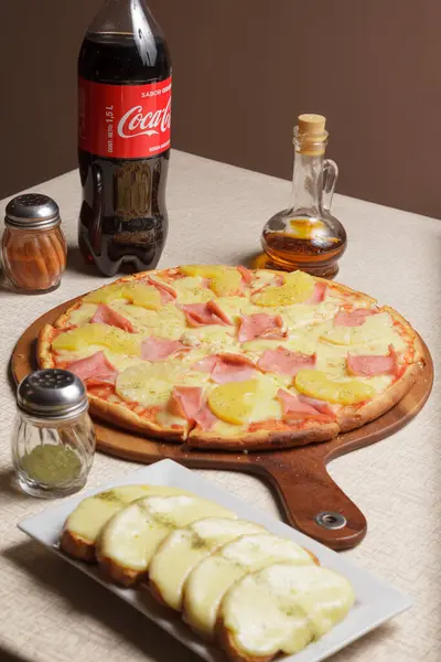 Delicious Pizza Served Wooden Plate Imagen — Stock Photo, Image