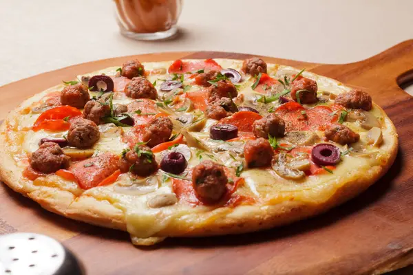 Tahta tabakta servis edilen lezzetli pizza - Imagen