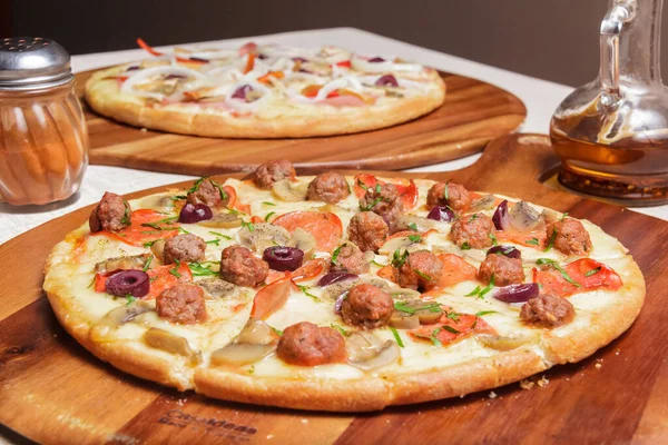Tahta tabakta servis edilen lezzetli pizza - Imagen