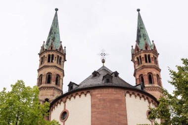 Wrzburger Katedrali 'nde bronz yeşil çatıları olan tuğla renkli kuleler ya da Wrzburger Dom ve papaz evinin çatısından görünen apse çatısı.