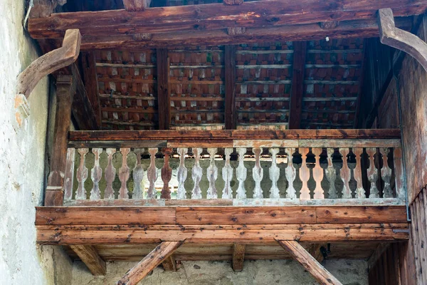 St. George 's Manastırı, Stein am Rhein' deki eski bir kasabada. Manastırın avlusundaki eski solmuş ahşap balkon.