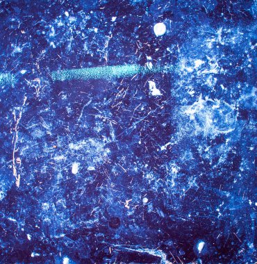 Derin mavi kaotik desenli duvar kağıdı. Karanlık, canlı bir arka planda rastgele sıçramalar, noktalar, çizikler ve sıçramalar