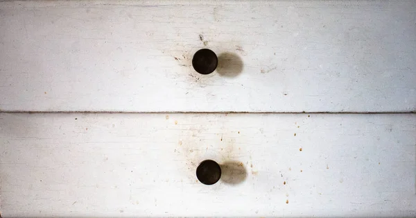 İki eski beyaz grunge kirli ve eski paslı topuzlu çizik çekmeceler