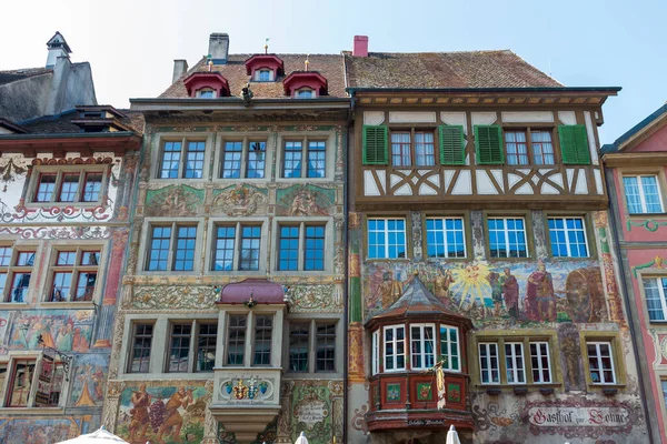 İsviçre 'nin Stein am Rhein kentindeki eski bir kasabada, ön cephe resimleri ve yarım kereste duvarlı tarihi apartman binası (apartman dairesi). 