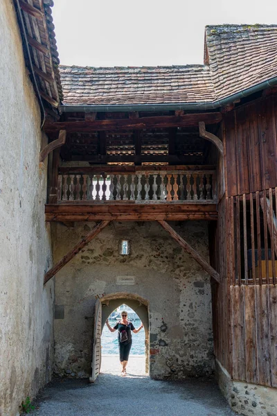 Aziz George Manastırı 'nın (Kloster Sankt Georgen) ahşap basamakları. Eski manastırın süs balkonu, bitkileri ve yıpranmış ön cephesi.