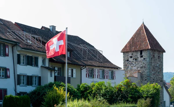 Stein am Rhein, İsviçre - İsviçre 'de eski bir turistik kentte Hexenturm tarihi kulesinde rüzgarda dalgalanan İsviçre bayrağı