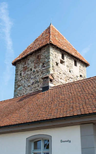 Hexenturm - taş, yüksek tarihi kule açık mavi bir arka plan üzerinde eski bir turistik kasaba Stein am Rhein, İsviçre