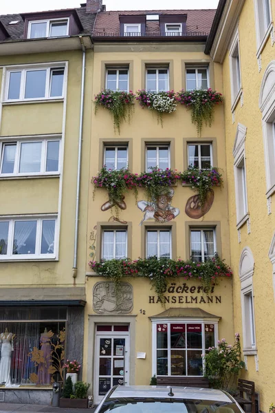 Wrzburg, Almanya - Hanselmann Fırını Alman Gazabı 'nın tarihi kesimindeki sarı, eski bir apartman dairesinde.