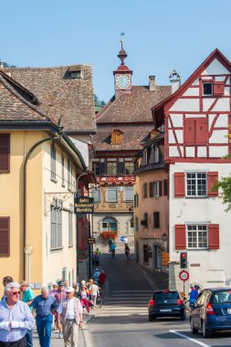 Doğu Avrupa 'nın tarihi kasabasının sonunda, güneşli bir yaz gününde keresteli evler bulunan eski bir kasaba manzarası.