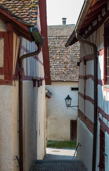 Batı Avrupa 'da İsviçre' nin turistik bir köyünde, eski bir kasabada, romantik mahsulün tuğlası ve yarı kereste kaplı dar bir sokak.