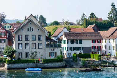 Ren nehri ve kıyı şeridi. Güneşli yaz gününde Rhein kasabasında, Stone 'da ağaçlar ve evler var.