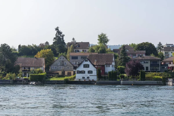 阳光明媚的夏日 莱茵河畔的海岸线上 石子里有树木和房屋 — 图库照片