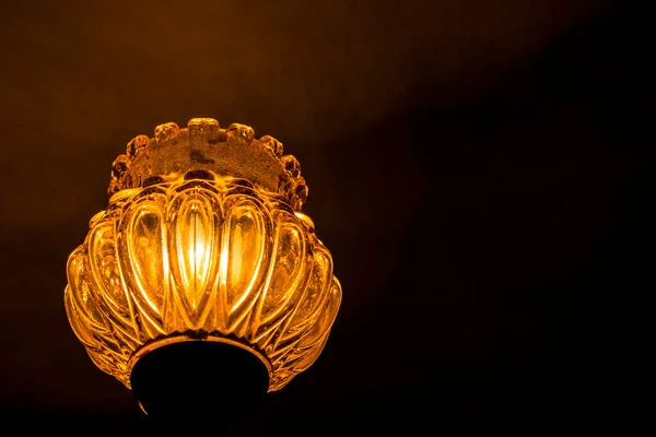 Jasnożółta Żarówka Lampa Białym Kryształowym Odcieniem Szkła Ciemnym Pomieszczeniu — Zdjęcie stockowe