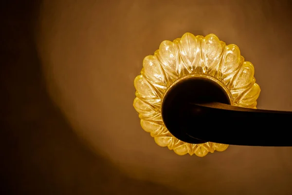 Jasnożółta Żarówka Lampa Białym Kryształowym Odcieniem Szkła Ciemnym Pomieszczeniu — Zdjęcie stockowe