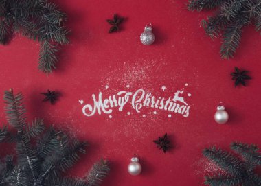 Noel kar motifli kırmızı arka plan ve Noel ağacı dalları. Minimum düz konsept.