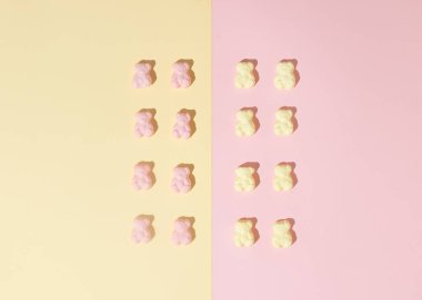 Pembe-sarı arka planda şekerleme deseni. Minimum düz konsept