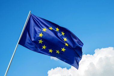 Avrupa Birliği bayrağı bulutlu mavi gökyüzünde rüzgarda dalgalanıyor
