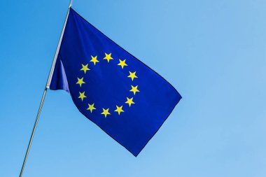 Avrupa Birliği bayrağı mavi gökyüzünde dalgalanıyor