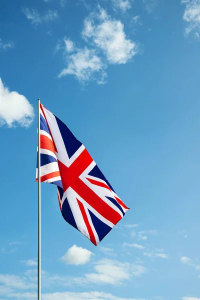 Gran Bretagna Inghilterra bandiera sventola nel vento sopra il cielo blu — Foto Stock