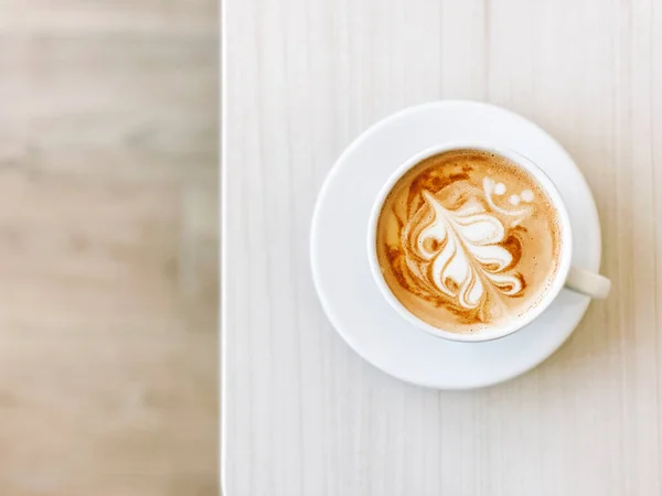 Vista superior de café capuchino fresco en taza de cerámica blanca con espacio para copiar. — Foto de Stock