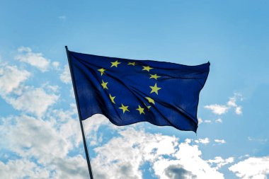 Avrupa Birliği bayrağı bulutlu mavi gökyüzünde rüzgarda dalgalanıyor