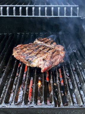 Kızarmış et, barbekü bifteği ve dumanlı ızgara. Açık hava yaz yemeği.