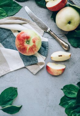Yüksek melek manzaralı taze olgun yeşil kırmızı organik elmalar peçete ya da havlu ve bıçak üzerinde fotokopi alanı.