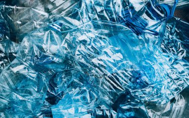 Boş buruşmuş mavi plastik şişelerin üst görünümü arka planda veya mavi arka planda veya geri dönüşümlü çöpsüz plastik kavramı yeniden kullanın.