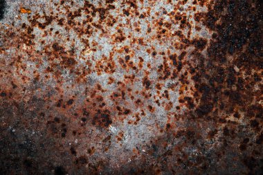 Çatlaklarla, çiziklerle, lekelerle ya da pürüzlü yüzey zeminiyle yaşlanmış paslı arka plan.