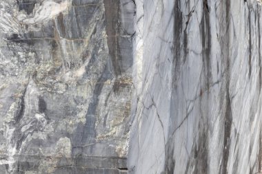 Doğal mermer taşın dokusu, gri ve koyu dalgalı.