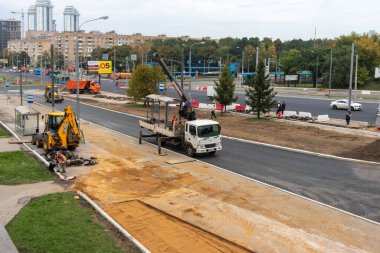 Moskova, Rusya - 13 Ağustos 2021: Lomonosovsky 'deki yolun onarımı. Bir yol silindiri ile asfalt döşemek