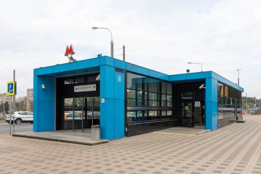 Moskova, Rusya - 13 Ağustos 2021: Lomonosovsky Prospekt metro istasyonuna giriş. Cam ve mavi metalden yapılmış dış bina.