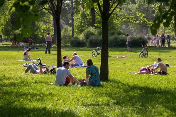 Sankt Petersburg Ryssland Juli 2021 Folk Kopplar Parken Sitter Gräset — Stockfoto
