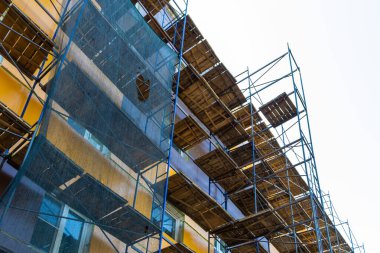 Bir konut binasının kaplaması. Kozmetik tamiri. inşaat kavramı