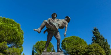 Gelibolu, anakkale, Türkiye - 26 Eylül 2021: Yaralı Avustralyalı subayı taşıyan ve Gelilipoli 'ye yardım eden Türk askeri anıtı