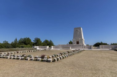 Gelibolu, Çanakkale, Türkiye - 26 Eylül 2021: Gelibolu, anakkale ve ikonik çam ağacında hayatını kaybeden Anzak askerlerinin anısına anıt