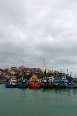 Sariyer, İstanbul, 23 Aralık 2012: Rumeli Deniz feneri (Rumeli Feneri) köyündeki liman ve balıkçı tekneleri. TÜRK