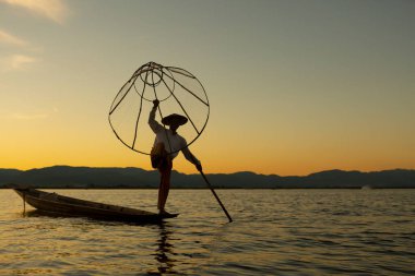 Mandalay, Burma, Myanmar, 20 Kasım 2016: Gün doğumunda göl balıkçıları