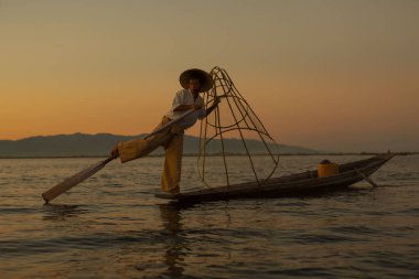 Mandalay, Burma, Myanmar, 20 Kasım 2016: Gün doğumunda göl balıkçıları